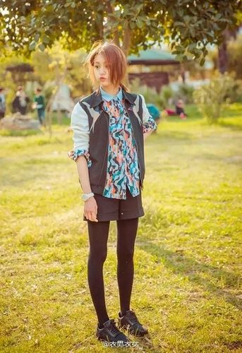 郑爽的街拍,特别是私服简直是黑衣人系列大.