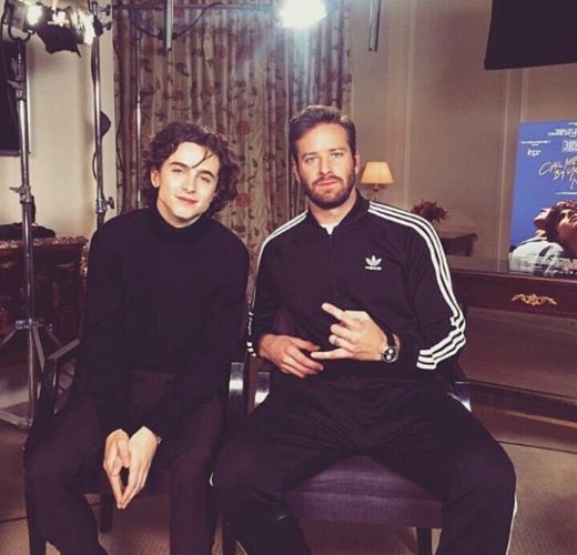 看锤子哥的手势!跟甜茶学的吧