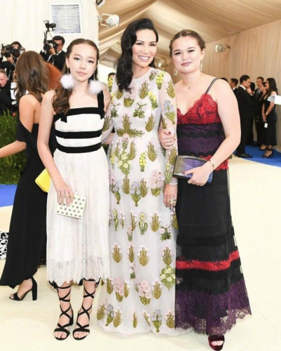 邓文迪的两个女儿已经长大,气质却大不相同?网友:基因问题?