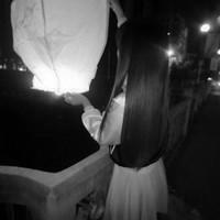 伤感女生头像黑白背影面向大海面向蓝天把一切伤心事喊出去