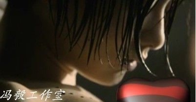 因为最后豆蔻被军刀捅死,而且被桶时血喷出来,溅到头发上,- =