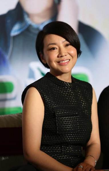 萧蔷的身材说20岁都有人信吧,而闫妮近照确实和本人年龄很相符