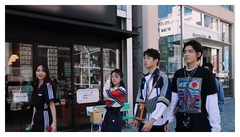 蔡徐坤潮流合伙人生图火了与张子枫同框那刻说同龄我都信