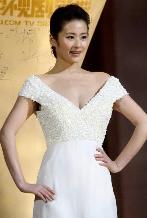 颖儿真懂经营自己,一身深v白色连衣裙亮相,时髦又高级