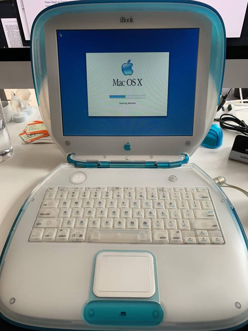 ibook的设计哲学受苹果台式机 imac影响,拥有半透明且彩色的塑胶