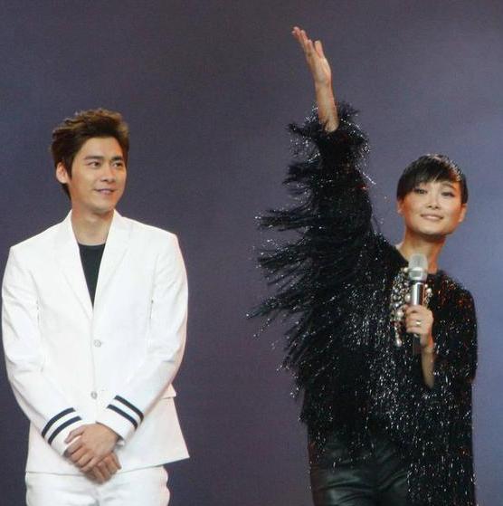 【明星珠宝】李宇春穿火鸟装激情弹唱 一个胸针价值20