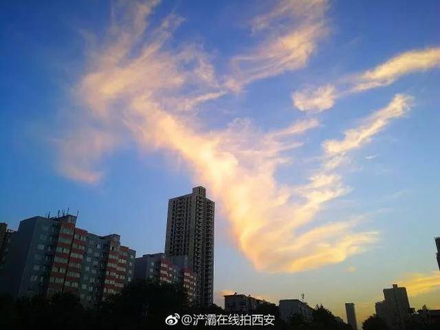 西安东郊的天空昨天出现"龙"形状的彩云 你有看见么?