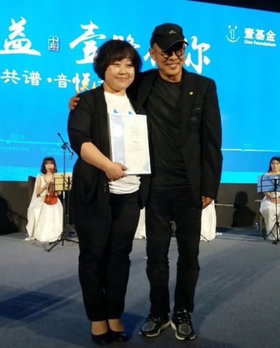 李连杰参加公益慈善活动,容光焕发满脸微笑,身体十分硬朗