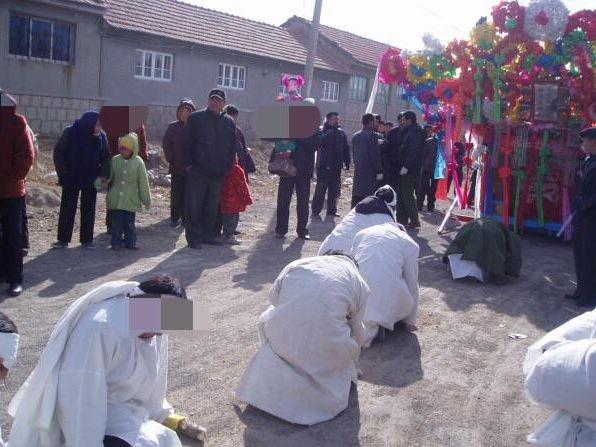 母亲癌症去世,父亲让乞丐用竹竿狠砸棺材,真实原因让姐弟俩傻眼