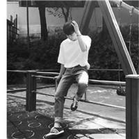 孤独伤感男生黑白头像来来去去无人能及你