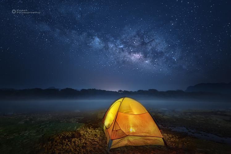 标题:漓江边的星空帐篷