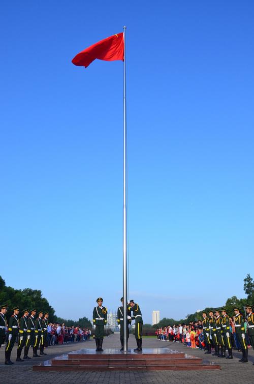 我校举行庆祝新中国成立65周年升旗仪式 400余名师生