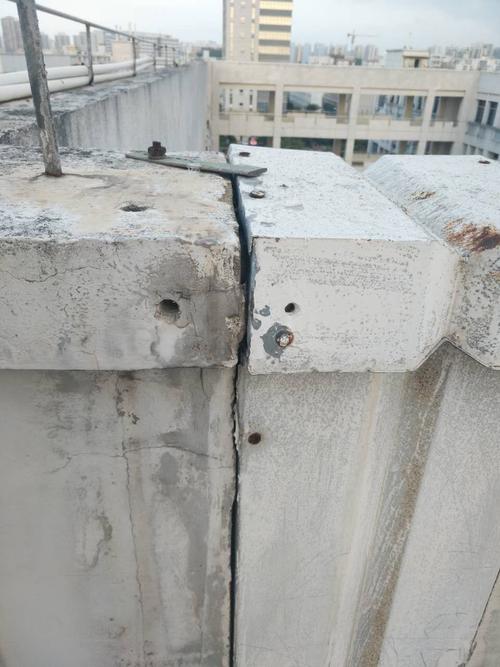 楼顶层女儿墙伸缩缝处理