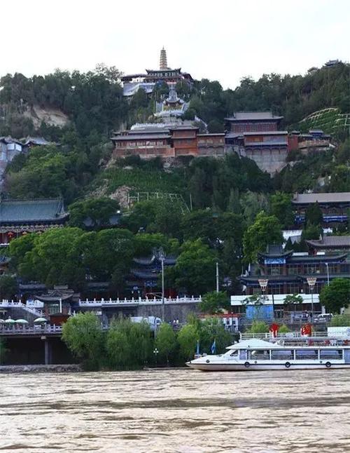 岁月的磨砺中 演变成了 兰州独特的风景 光城市周边就有兰山,五泉山