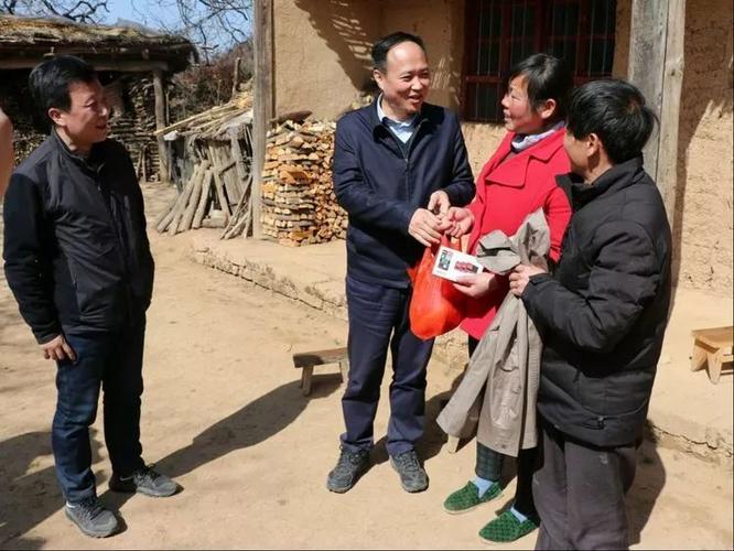 打赢脱贫攻坚战 莲湖干部在行动