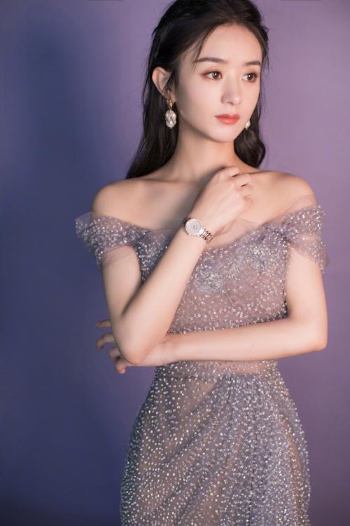 简介:赵丽颖一字星钻裙妩媚写真图片,分享一组赵丽颖图片给大家,图中