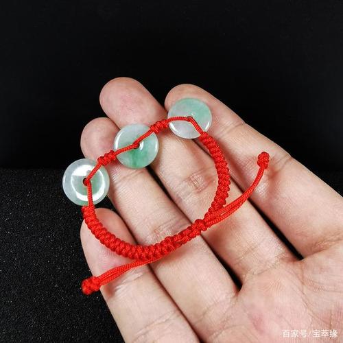 小巧的翡翠玉扣,不但可以做耳饰,还能diy手工编织成手绳手串