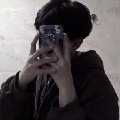 男生头像用手机遮住脸
