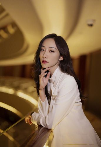 简介:韩雪纯白套装优雅写真图片,分享一组韩雪图片给大家,图中的明星