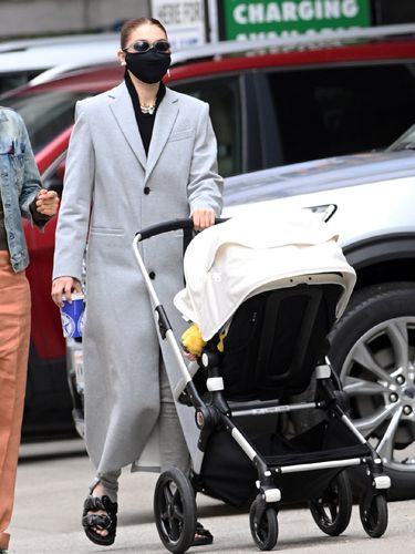 gigi hadid 推着女儿出街,鞋子款式我爱了_鞋子_欧美明星_街拍_纽约