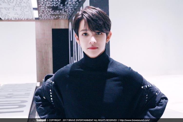 samuel直线球与你对视!