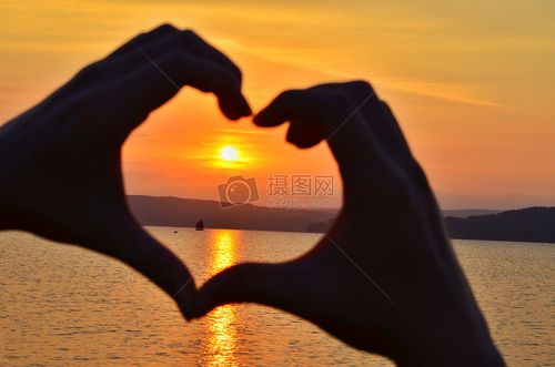 照片 人物情感 夕阳下情侣爱心手势唯美爱情.