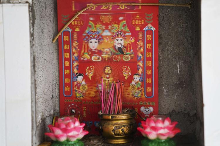 旧时,差不多家家灶间都设有"灶王爷"神位,人们称这位尊神为"灶君司命"