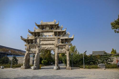 其戚继光故居前后门各有一座牌坊,进门处是"母子节孝坊",这座牌坊和"