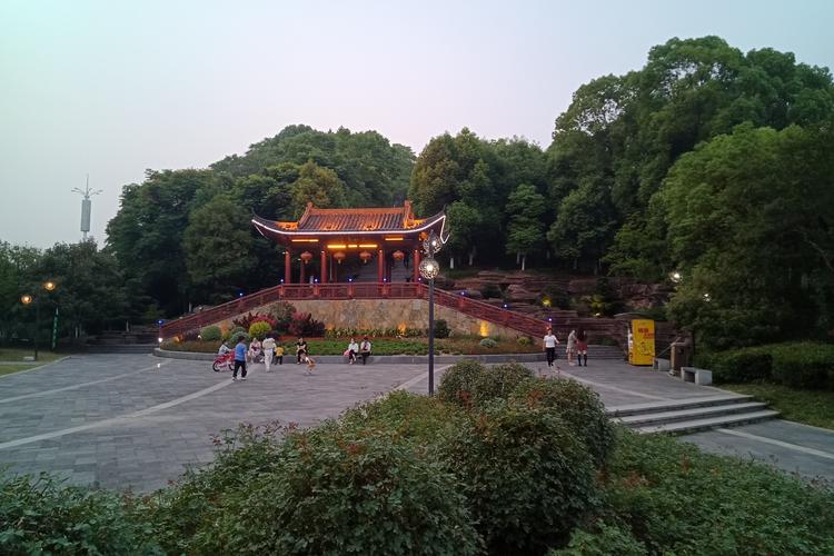 宜昌小溪塔森林公园夜晚灯光很多,小伙想去看,结果天没怎么黑!