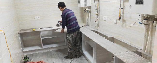 一片瓷砖才几块钱盘灶台用漂亮又经济还不会被腐蚀太实用