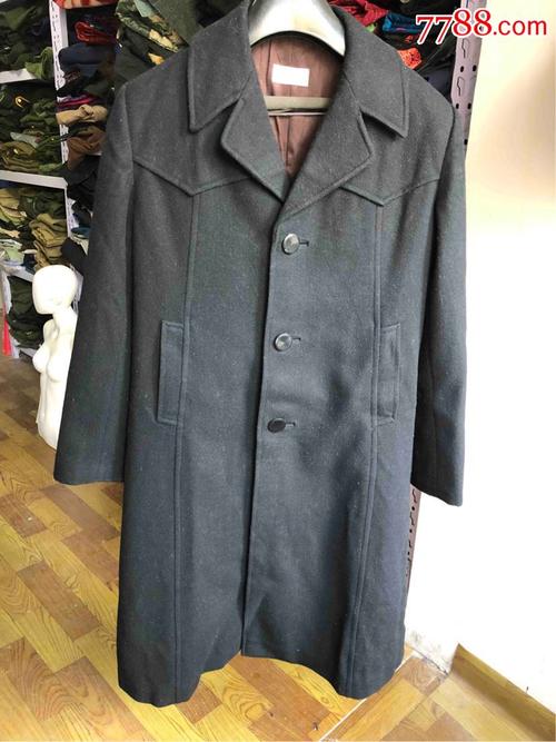 老式呢子女款有机玻璃扣子大衣