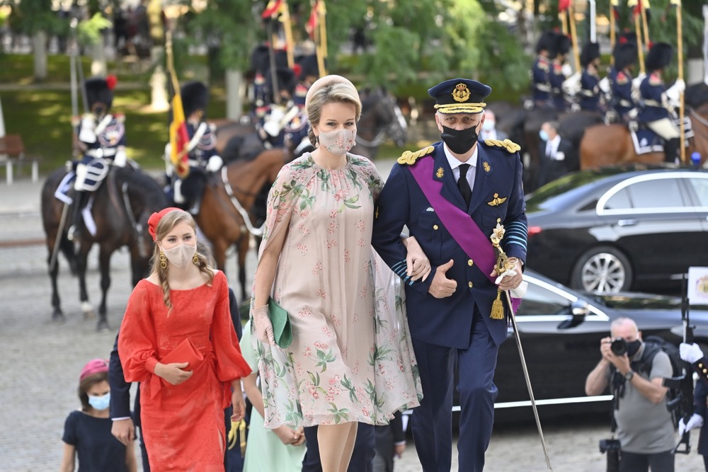 比利时公主红裙亮相超美!她首次参加阅兵,玛蒂尔德王后满眼慈爱