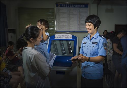正文  阮雪霞 ,1975 年生,现为阳西县公安局织篢派出所教导员 , 曾获