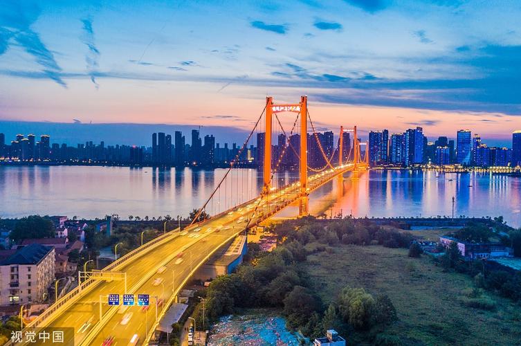 武汉鹦鹉洲长江大桥日落红霞飞满天