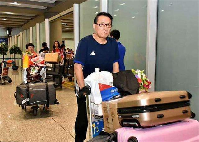 郎平带领女排回归,王育成亲自来接机,王教授还有不为人知的一面