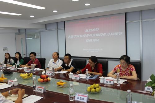 税务局领导认真听取大连分公司副经理宋立伟介绍公司情况及纳税情况.