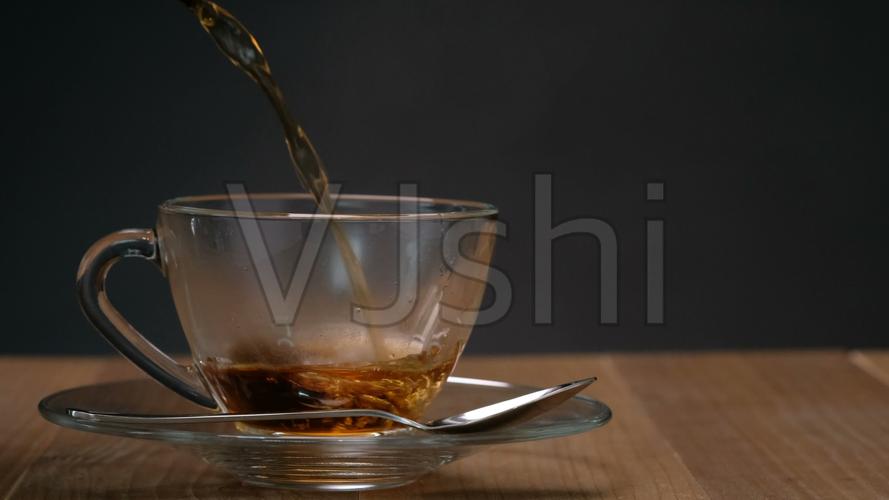 倒茶-热茶从茶壶流向茶杯