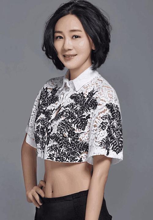 她是当年的陆心萍,现实中却和陆尔豪恩爱了18年之久