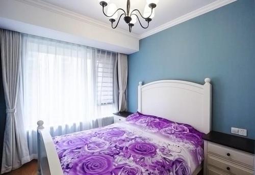 主卧床头背景墙全贴了深蓝色的墙布,营造了静谧的睡眠环境.