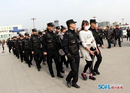 涉嫌通讯诈骗的犯罪嫌疑人,在广元市公安局利州分局刑警,特警的押解下