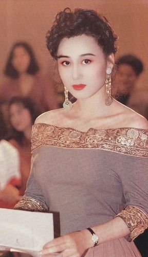 奇怪现象?李连杰两个女儿不像利智,赌王两个女儿被说像利智