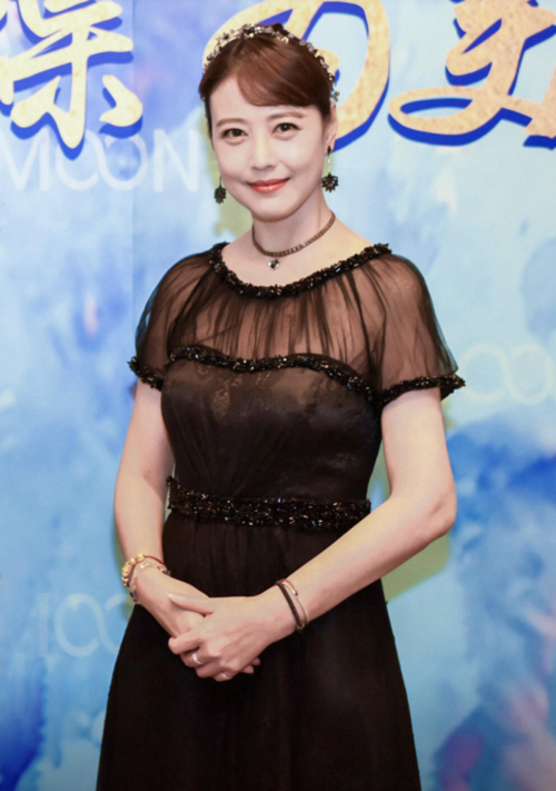 周海媚才是真"冻龄女神",粉毛衣配格子裤成功扮嫩,甜美又温柔