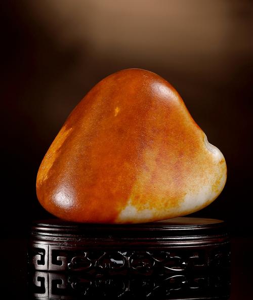 聚红皮和田玉籽料原石