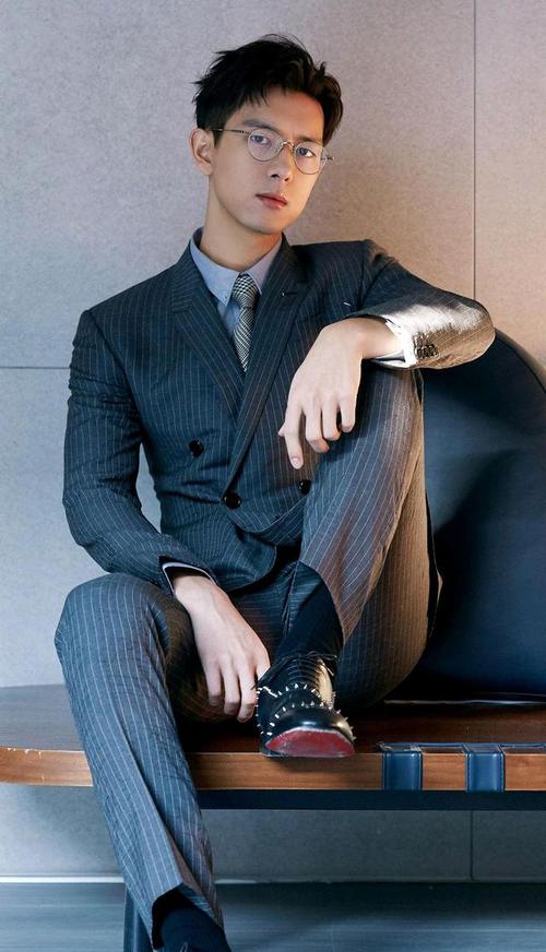 李现帅气西装照,英俊潇洒绅士儒雅的少年郎