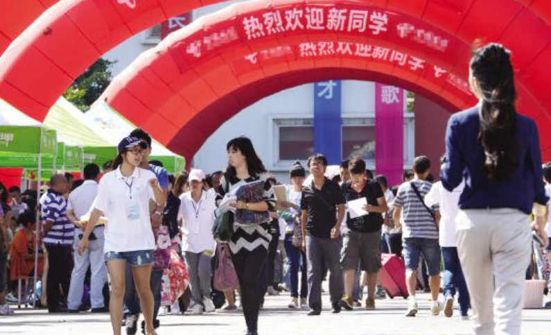 原创多所高校传来消息,开学时间有所延后,新生报到将不允许亲友陪同