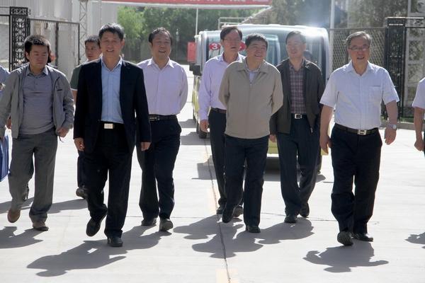 自治区财政厅副厅长丛建华视察河套酒业