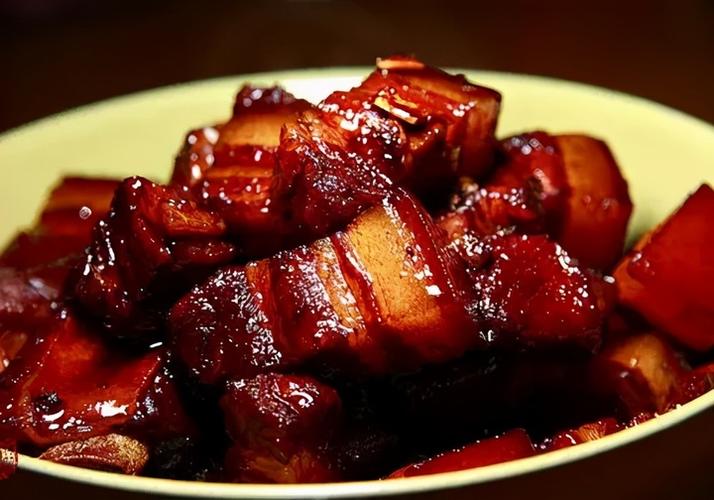 红烧肉的英文可以说成: braised pork in brown sauce.