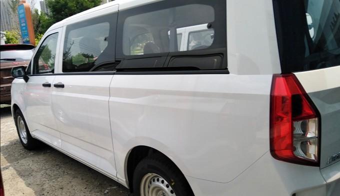 轴距超3米,9座挂蓝牌,五菱王牌"面包车"实拍,配1.5t 6mt