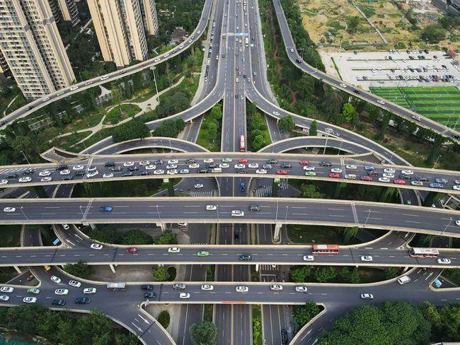 人来人往,选购喜爱的食品;从"双桥子"互通式立交桥行驶下来的各种车辆