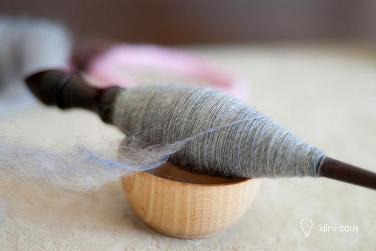 很神奇的传统手工纺线(通过手工纺锤support spindles纺线)